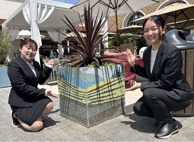 鳥栖アウトレットと佐賀大学の学生らによる、リサイクル素材を使ったタイルアートプランターが完成　佐賀らしいモチーフで個性あふれる地域愛を表現