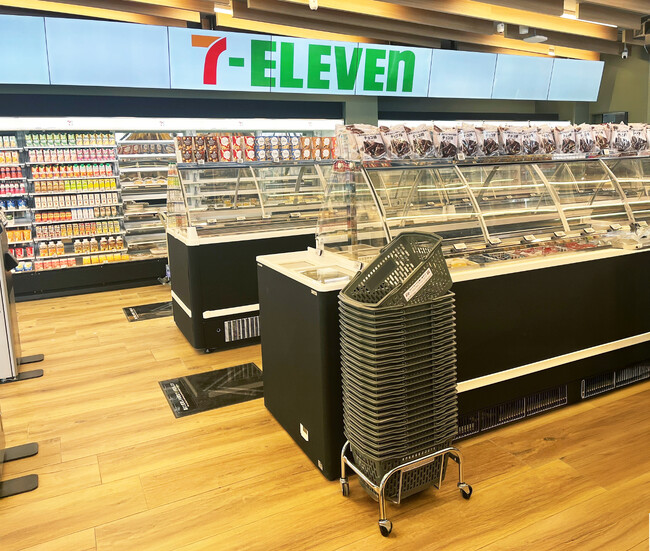 大阪・関西万博会場内のセブン-イレブン店舗、ボーイスカウトの手で回収された“牡蠣パイプ”由来の買い物かごを導入