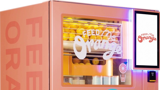フレッシュな搾りたてオレンジジュースがたのしめる自動販売機「Feed ME Orange」が沖縄県に初進出！