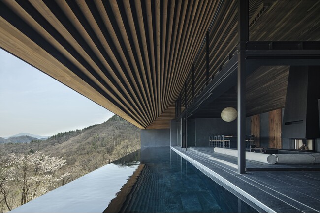 群馬県みなかみ町の山頂に、四季の絶景と滞在する温泉ヴィラNOT A HOTEL MINAKAMI「TOJI」が5月1日に開業
