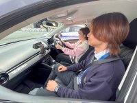 ほめちぎる教習所 伊勢、外国籍教習生の教習を支援！グループ企業開発の外国語自動翻訳機をAT教習車に搭載し実証実験を開始