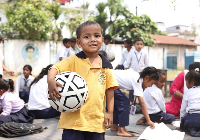 子どもたちに「成長のきっかけ」を！　REALE WORLD（静岡・伊東市）が、「MY FOOTBALL KIT」プログラムを、駐日ネパール大使の故郷の村で開催！