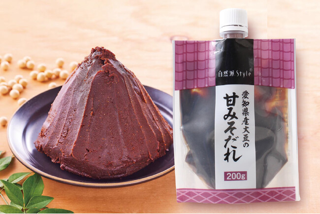 国産原料にこだわるプライベートブランド“自然派Style”から、愛知県産大豆の甘みそだれが新登場！木桶で1年6ヵ月以上発酵・熟成させた天然醸造の豆味噌を使用。