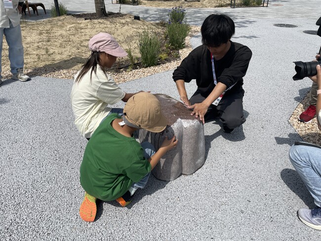 大阪・関西万博で一番アナログなコンテンツが話題　ハートの石を磨くだけ、世界とつながる体験型アートプロジェクト