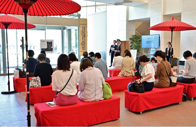 抹茶、茶菓子そして茶室を学生たちが考案した日本女子大学食科学部の開設記念イベント「千人茶会」を実施