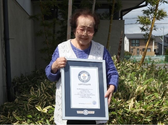 ポーラのビューティーディレクター堀野 智子さん、「最高齢の女性ビューティーアドバイザー Oldest beauty advisor (female) 」として102歳でギネス世界記録(TM)を更新※