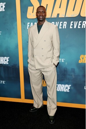 【ルイ・ヴィトン】オマール・シー、映画「Shadow Force(原題)」のニューヨークプレミアにルイ・ヴィトンを着用