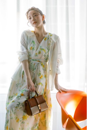 ＜Noela(ノエラ)＞モデル麻亜里が着こなす、【15周年】アイテムを含む夏のLOOK“Color Collection feat.Maari”第二弾を公開。