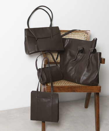 Firsthand定番のオリジナルレザーBAGコレクションに25春夏の新作が登場。ウィメンズはフラップトートやスクエアトート、メンズはトレンドのナップザックなど