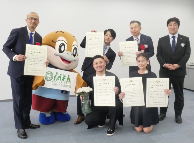 【株式会社ジェイアール西日本ファッショングッズ】鉄道遺失ビニール傘から生まれ変わったアップサイクルフラワー「umbrella leaf」が令和6年度おおさか環境賞を受賞