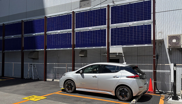 タイムズ南本町第一駐車場で垂直ソーラー発電システム「VERPA」が稼働