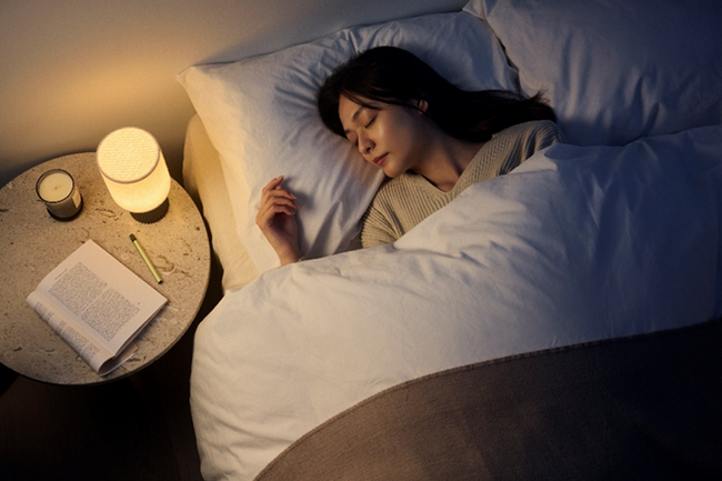 睡眠前の深呼吸サポートデバイスston s（ストンエス）使用で睡眠の質が向上！？忙しい中でも“深い呼吸で睡眠投資”。夜の呼吸習慣のご提案