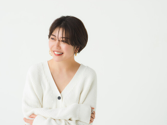 【CROSS FUNCTION(クロス ファンクション)】体型カバーも叶える初夏・梅雨の高機能アイテムスタイリスト坂野陽子さんによる連載「ナニキルマイゴを解決」第2弾を公開