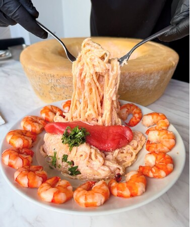 ‘‘食べる前に撮りたくなる‘‘エンタメ型グルメ【炎の明太子パスタ】が新宿に登場！