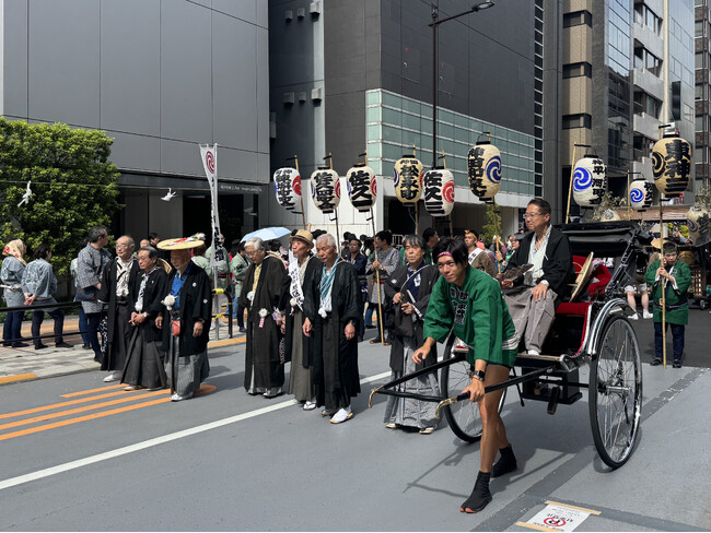 神田祭に粋な華を添える!東京力車、東神田三丁目町会長を人力車で神田明神へ