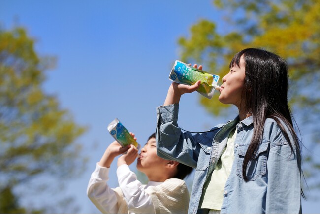 揉んで、飲んで、美味しさ広がる！持ち歩きながら片手でそのまま飲める１４０ｇの“オブセモーミーヨーグルト”新発売