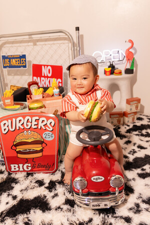 美味しいハンバーガーはいかが？アメリカンなハンバーガー屋さんになりきり！『Hamburger Garage』- ベビーフォトNewビジュアル