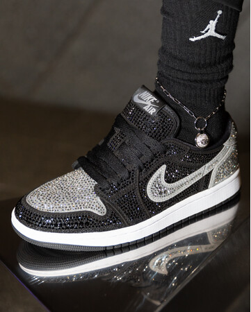 Jordan Brand × Swarovski ─ 輝きの新境地へ ウィメンズ エア ジョーダン 1 LOW OG Swarovski(R) クリスタル仕様
