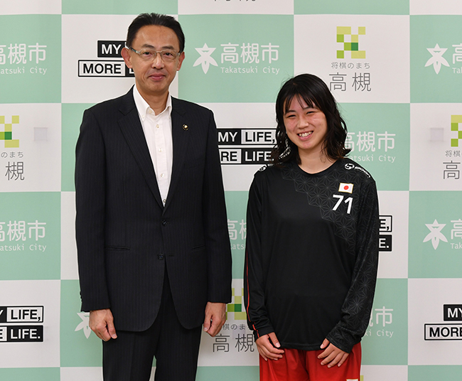 高槻市在住の池上こうさんがフライングディスク競技の世界大会出場を市長に報告