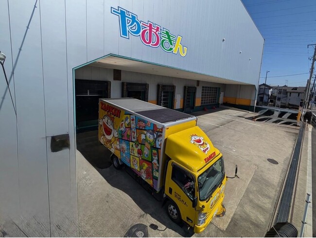 駄菓子業界のリーディングカンパニー「やおきん」社が環境配慮型輸送ソリューション「GasHeru（ガシェル）」を導入～CO2削減と燃費向上を両立、物流の未来を変える新技術～