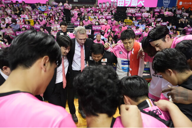 ドゥファイングループが、2025年4月9日開催のりそなグループBリーグ2024-25シーズン「秋田ノーザンハピネッツ vs 群馬クレインサンダーズ」戦にてゲームスポンサーを務めました