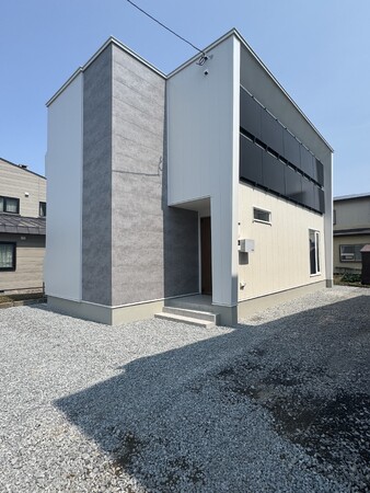 【5/17旭川にOPEN】テスラ蓄電池×壁一面の太陽光パネルで“電力自給自足の最大化”を目指すGX住宅、ジョイフルホームから誕生