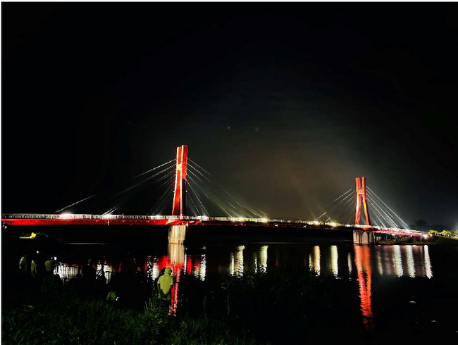 北潟湖に架かるアイリスブリッジの夜間ライトアップ