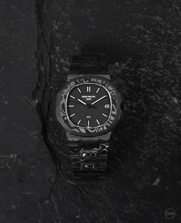 カスタム時計メーカー「DiW」から、パテックフィリップ「Nautilus 5571」を革新的に進化させた「ALL CARBON BLACK」が登場。