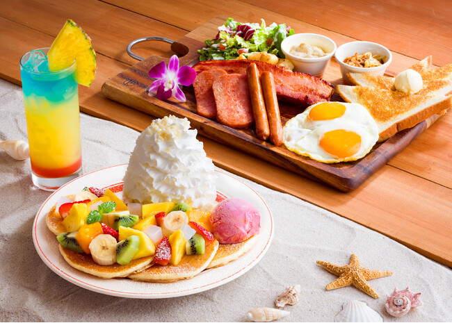【Eggs ’n Things】OHANAと一緒に！ハワイ気分のごちそうメニューが登場！「オハナ・フルーツパンケーキ」「オハナ・ビッグブレックファースト」5月22日（木）～6月24日（火）
