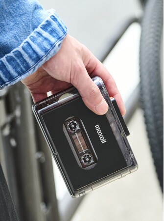 半世紀以上にわたりカセットテープを販売してきたマクセルブランドから、ワイヤレスヘッドホンでも音楽を聴くことができる充電式ポータブルカセットプレーヤー「MXCP-P100」を発売