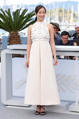 【ルイ・ヴィトン】広瀬すず、第78回カンヌ国際映画祭の「遠い山なみの光」フォトコールにルイ・ヴィトンを着用