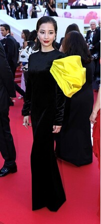 【ルイ・ヴィトン】広瀬すず、第78回カンヌ国際映画祭の「遠い山なみの光」プレミアにルイ・ヴィトンを着用
