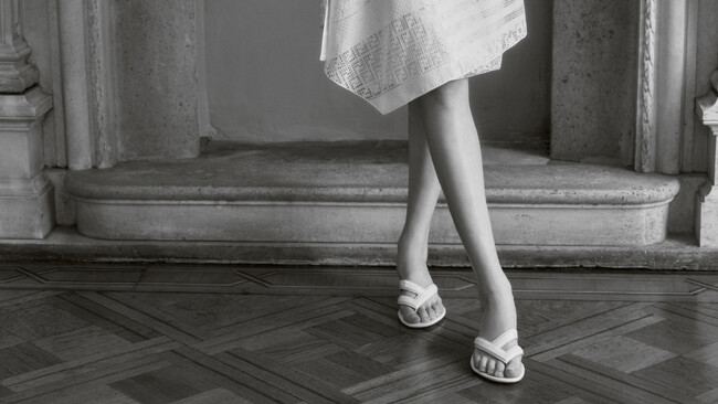 フェンディ、2025年サマーコレクションより新作サンダル「フェンディ フリング」を発売!