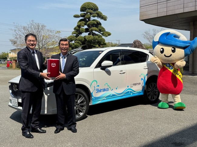千葉マツダが白子町へ企業版ふるさと納税として「CX-5」を車両寄贈、青い波のラッピングカーを観光施策や災害時の車両として活用へ