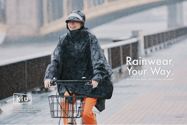 【必見！梅雨を徹底対策】梅雨の雨を“喜びの雨”に。『喜雨（KiU）』の名の下、雨を楽しむためのKiU「レインポンチョ」マニュアルを発表。