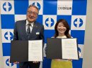 提携書を掲げる国井代表取締役(右)と熊尾理事長 提携書を掲げる国井代表取締役(右)と熊尾理事長
