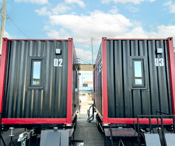 太陽と黒潮の恵みを受けた豊かな自然、山と海が広がる緑豊かな環境、特に夕焼けが美しいことで知られている紀伊半島南西部、和歌山県に位置する印南町にトレーラーハウス『MAX CUBE』がオープン。