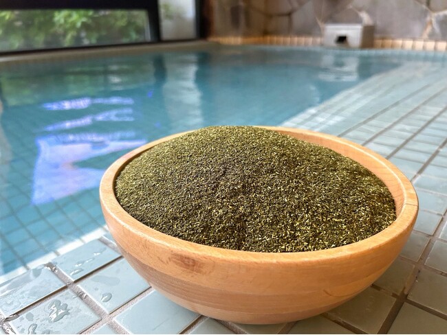おふろcafe ハレニワの湯にて、熊谷市妻沼のお茶屋さん「西田園」とコラボした「新茶フェア」を開催中。茶葉を使ったおふろやサウナ、特製パフェを提供