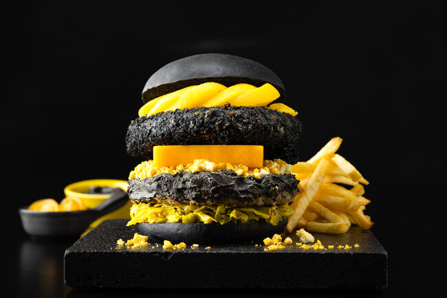 コートヤード・バイ・マリオット 新大阪ステーション “黒と黄”の配色にこだわった！スパイス香る夏限定新商品「BLACK×YELLOW“CURRY BURGER”」を発売