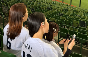 耳をふさがないイヤホン「耳スピ」を使った「音響XR技術を活用した新しい野球観戦」の実証実験を実施