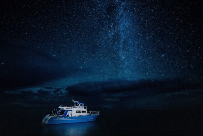 【西表島ホテル】水平線に沈む夕陽と、日本初の星空保護区の認定を受けた西表島の美しい天の川を、貸し切りクルーザーで堪能する「ティンガーラディナークルーズ」開催