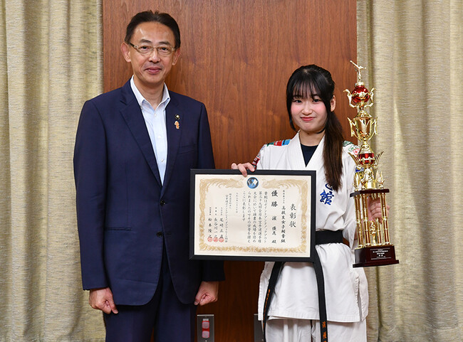 高槻市在住の高校３年生・濱優花さんが空手道の全国大会優勝を市長に報告