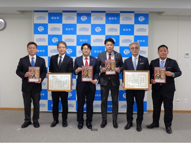 【埼玉県越谷市】越谷アルファーズ・パートナー企業から越谷市内小学校１・２年生にオリジナル自由帳が寄贈されました