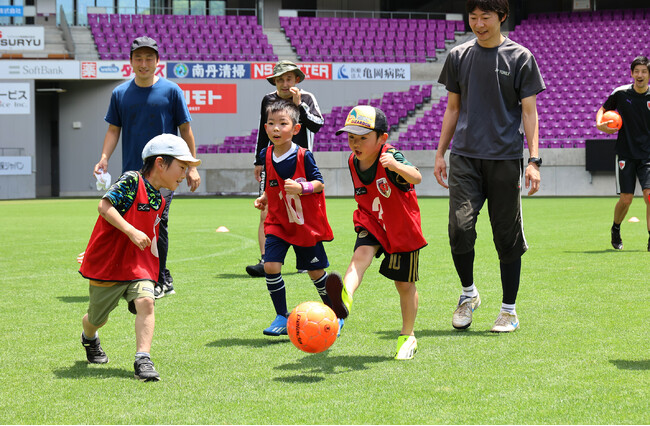サンガスタジアム京セラで「京都サンガF.C.×京都新聞 親子サッカー教室」 計60組120人招待