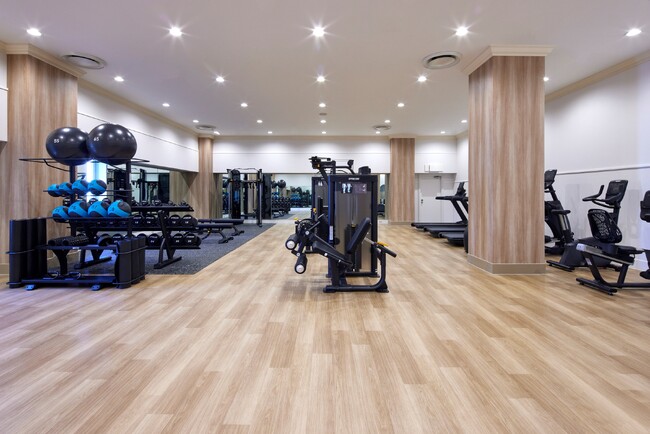 【グランドニッコー東京ベイ 舞浜】プール「Grand Bleu」内にジムエリアがオープン