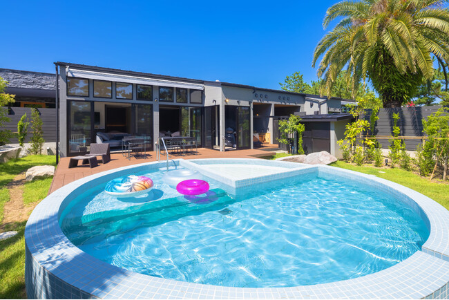 【愛犬と泊まれるヴィラ】〔ドッグオーベルジュ千葉勝浦 離れ 風月-FUGETSU-〕で愛犬と初夏を愉しむ特別限定プランを販売開始～コース料理も夏季限定メニューへグレードアップ～