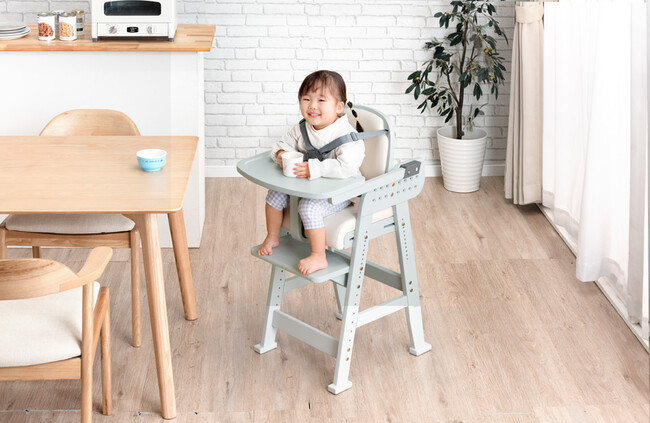 【タンスのゲン】子育て世代に人気の“現役ママが考えた”シリーズ テーブル付きベビーチェアが、安全で多機能にグレードアップ