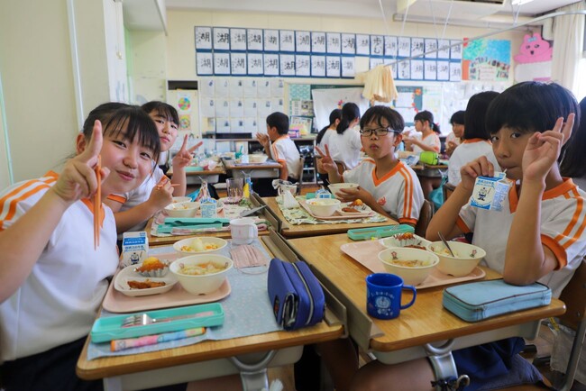 特別メニューで 子どもに笑顔の記念給食を