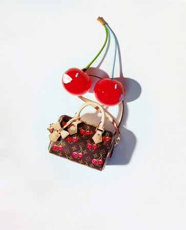 【ルイ・ヴィトン】「LOUIS VUITTON × MURAKAMI」第3章よりブラウンのモノグラム・キャンバスに色鮮やかなチェリー・モチーフを重ねたアイテムが登場