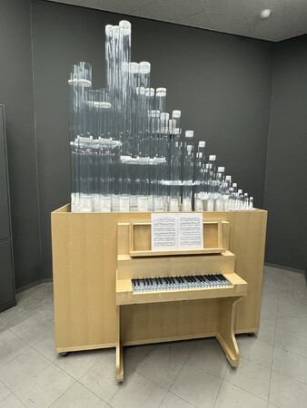 環境にやさしいバイオプラスチックで作った製品や世界初のパイプオルガン万博での８月展示に向け、協会会員とメディアに一挙公開